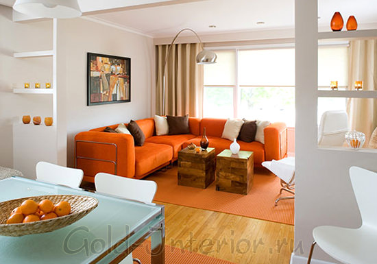 Апельсиновый + белый + коричневый в дизайне гостиной