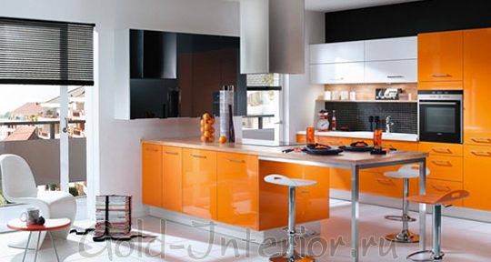 Апельсиновый и серебристый оттенки на кухне стиля хай-тек