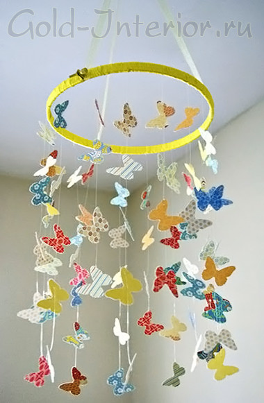 Бабочки из тонкой бумаги на потолке