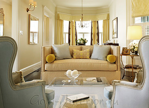 Бежевый диван + жёлтый текстиль + бледно-синие кресла