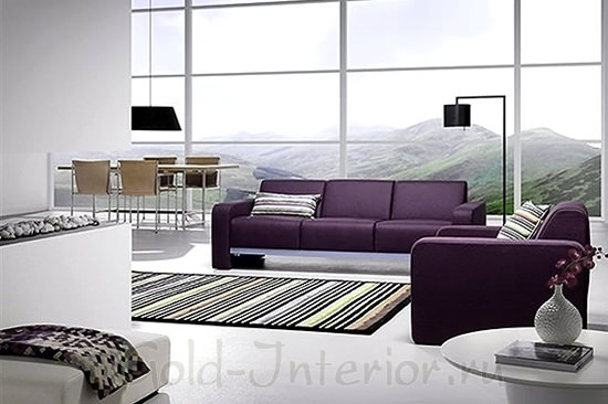 Белый интерьер и фиолетовый диван