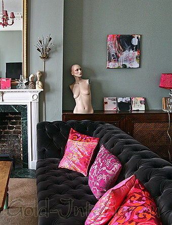 Чёрный тканевый диван + красно-розовые подушки