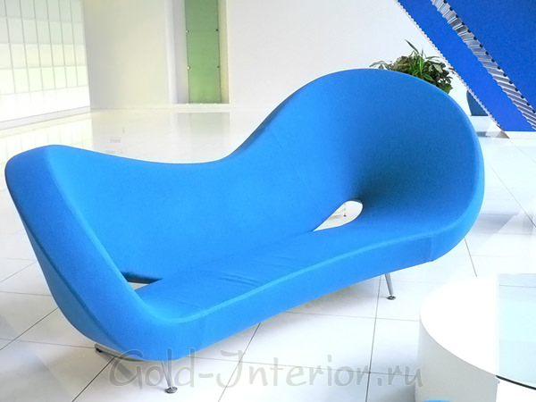 Голубой диван в интерьере