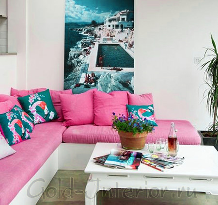 Интерьер с розовым диваном и аксессуарами цвета морской волны