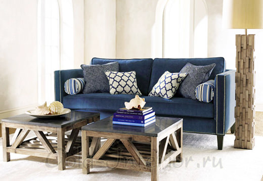 Интерьер с синим диваном и подушками с узорами