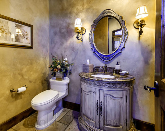 Изумительный и красивый интерьер туалета в стиле рококо