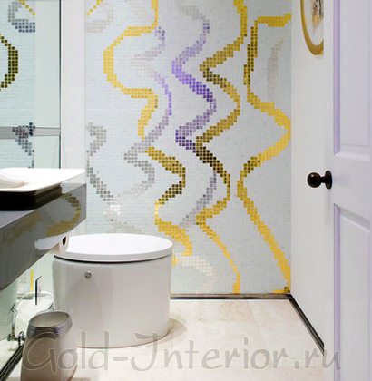 Красивые настенные узоры из мозаики в интерьере туалета