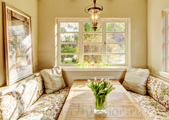 Красивый диван в цветочек в дизайне интерьера кухни