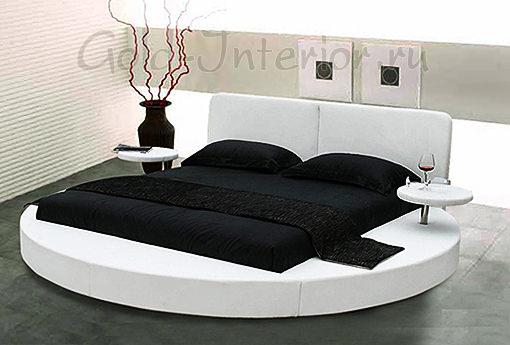 Круглая кровать в спальне