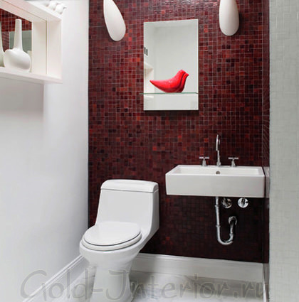 Мозаика красного цвета в интерьере туалетной комнаты