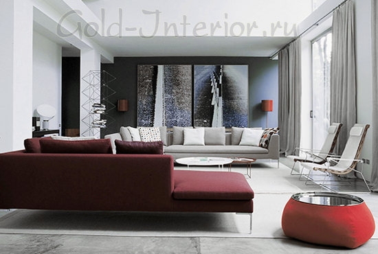 На фото бордовый диван + серебристые оттенки аксессуаров