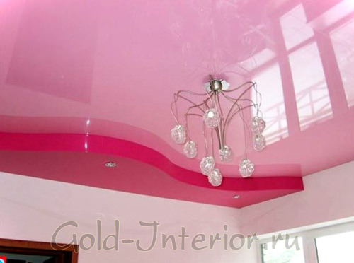 Натяжной потолок в розовых тонах