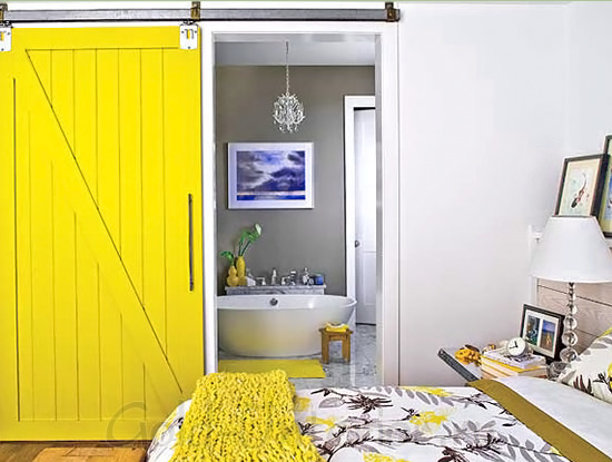 Раздвижная дверь жёлтого цвета в спальне