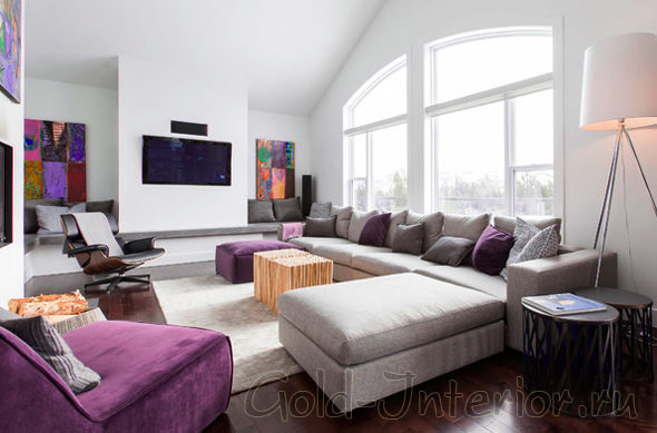 Серый диван + акценты лилового цвета