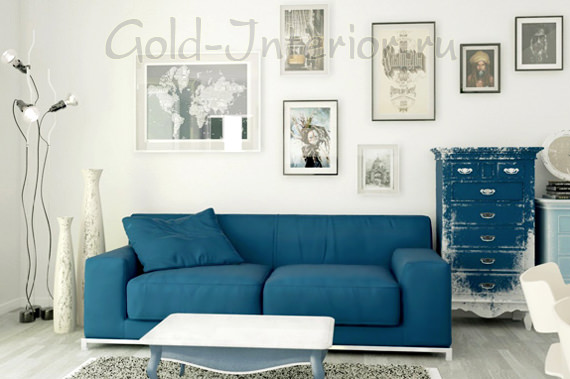 Синий диван строгой геометрической формы