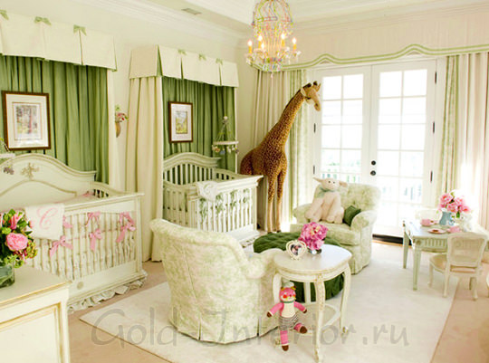 Столики в интерьере комнаты для 2 новорождённых девочек