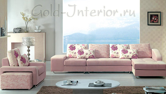Светлый пыльный оттенок розового цвета у обивки дивана