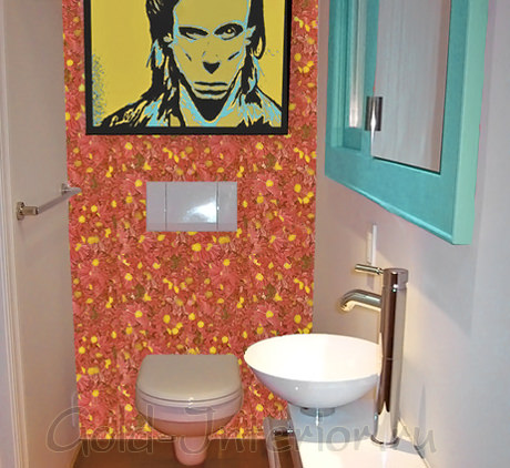Яркие оттенки стиля поп-арт в декоре красивого туалета